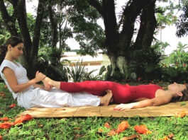 A massagem tailandesa Nuad-Borarn (Thai Yoga Massage)