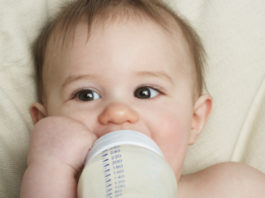 Bebé a beber biberon
