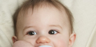 Bebé a beber biberon