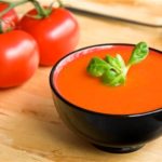 Sopa de tomate simples e aromática