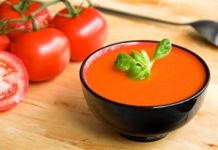 Sopa de tomate simples e aromática