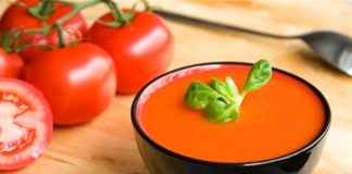 Sopa de tomate simples e aromática