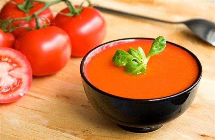 Sopa de tomate simples e aromática