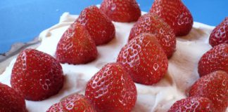 bolo de morangos com chantilly