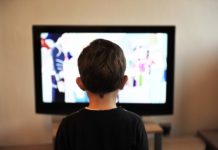 Os efeitos da violência na televisão para as crianças