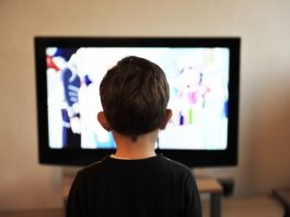 Os efeitos da violência na televisão para as crianças