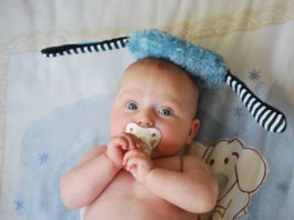 Chupeta, bebé a mamar na chucha