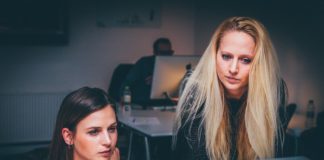 10 dicas para ser mais feliz no trabalho, sem afetar a produtividade