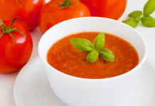 Sopa de tomate e courgette