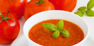 Sopa de tomate e courgette