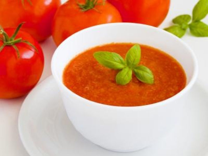 Sopa de tomate e courgette