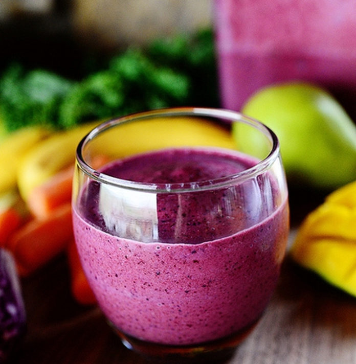 O inovador batido detox roxo para desintoxicar o seu corpo