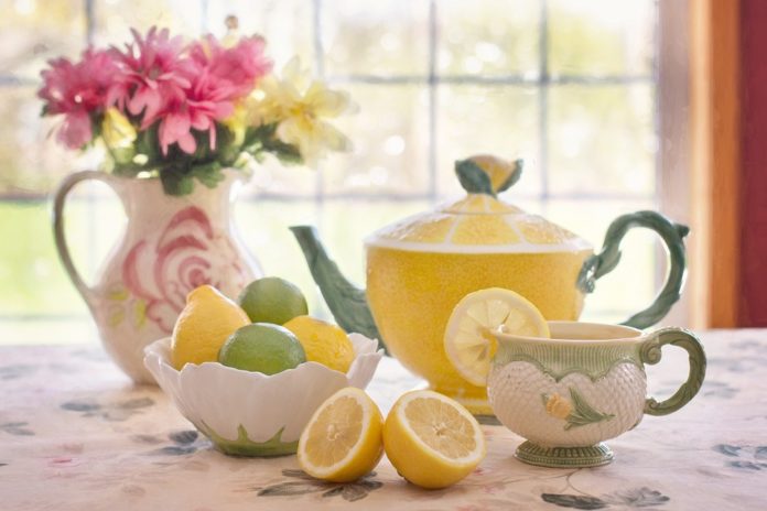 Chá verde aromatizado de limão quente