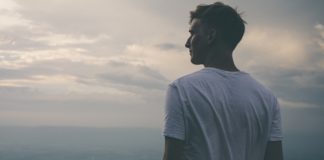 Homens que procuram a perfeita beleza masculina