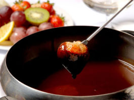 Fondue de chocolate e frutas