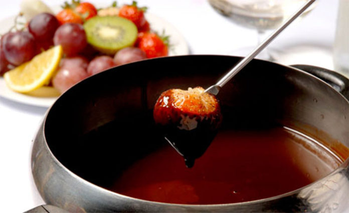 Fondue de chocolate e frutas