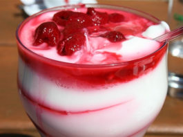 Uma alimentação com iogurtes