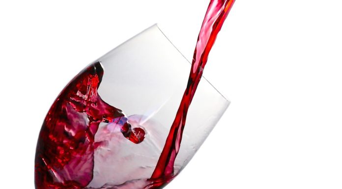 Sirva-se de um copo de Vinho e conheça a sua história Sirva-se de um copo de vinho