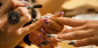 Unhas de gel e gelinho