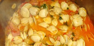 Ameijôas em molho de tomate