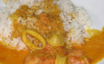 Lulas de Caril indiano com arroz branco Lulas de caril à indiana