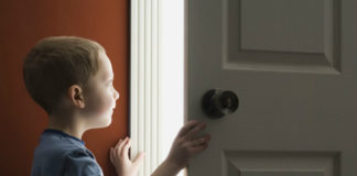 Os riscos de deixar a criança em casa sózinha