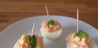 Ovos recheados com surimi.