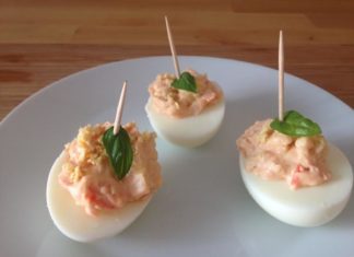 Ovos recheados com surimi.