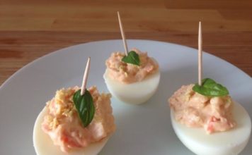 Ovos recheados com surimi.