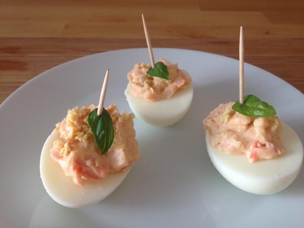 Ovos recheados com surimi.