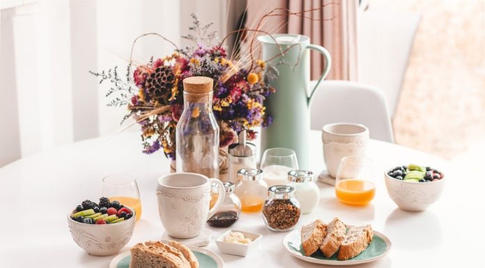 Pequeno-almoço fora ou em casa? Qual é a escolha acertada? Pequeno almoço fora ou em casa
