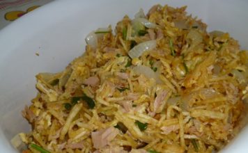Atum à Brás com salada de alface Receita de Atum à Brás