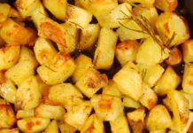 Receita de Batatas douradas no forno com molho picante