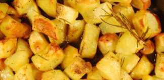 Receita de Batatas douradas no forno com molho picante