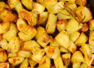 Receita de Batatas douradas no forno com molho picante