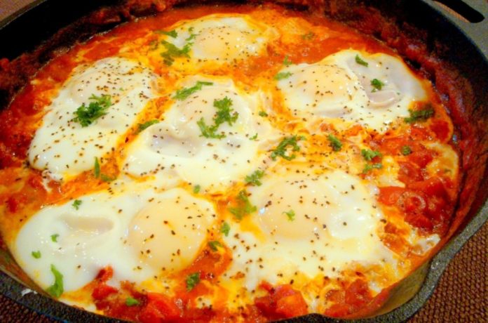 Receita de Ovos escalfados de Tomatada à algarvia