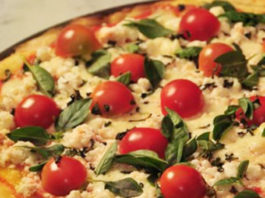 Receita de pizza de bacalhau com tomate cereja