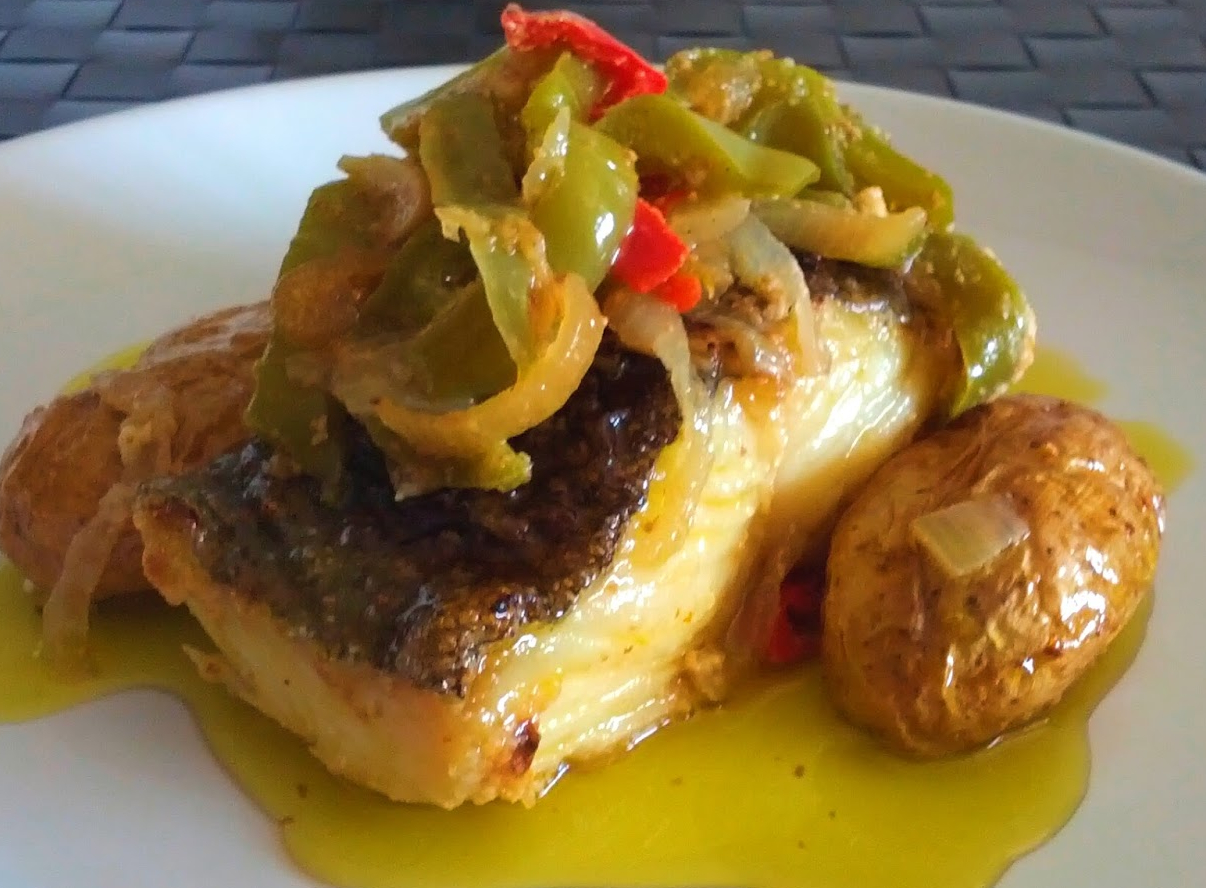 Bacalhau No Forno Com Pimentos E Batata Assada Mulher