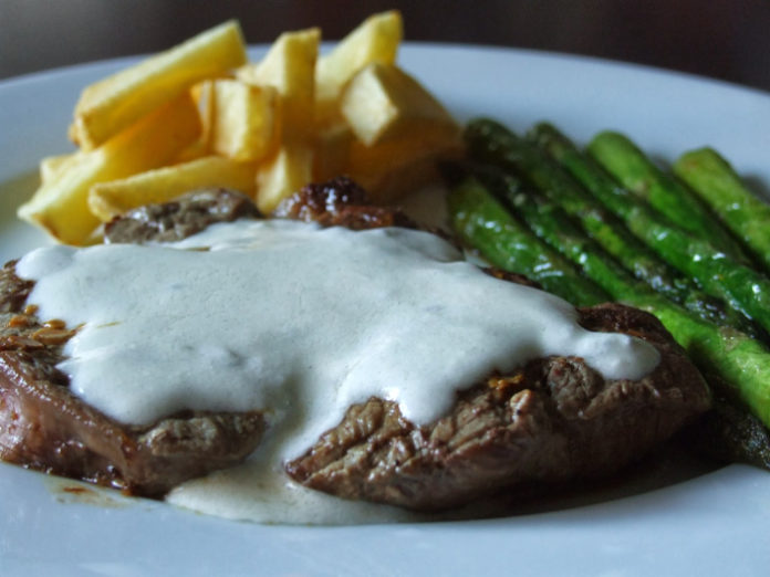 Receita de bifes ao molho Roquefort