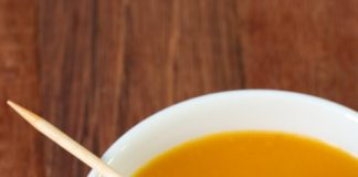 Caso prefira que os croutons fiquem empapados, adicione-os à sopa, antes de adicionar os coentros picados.