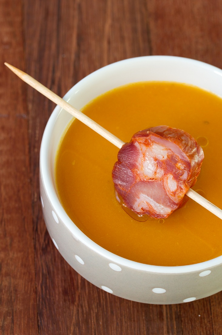 Caso prefira que os croutons fiquem empapados, adicione-os à sopa, antes de adicionar os coentros picados.