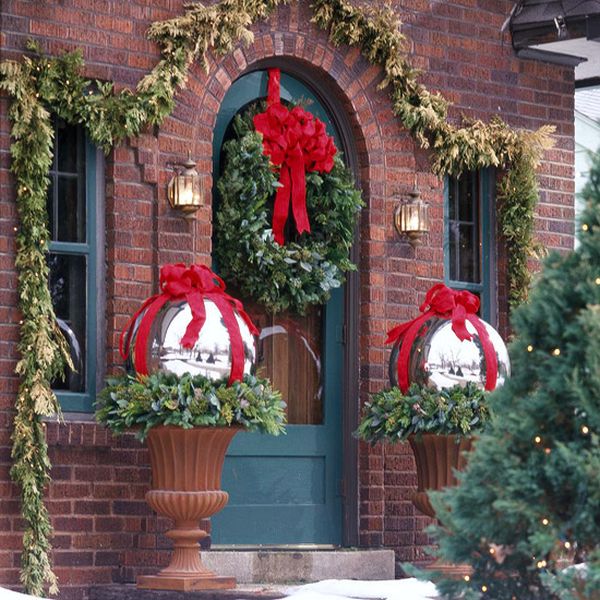 Decoração de Natal no jardim Porta com bolas