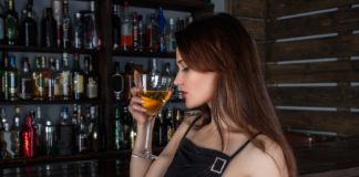 Conheça as regras de etiqueta para servir um cocktail