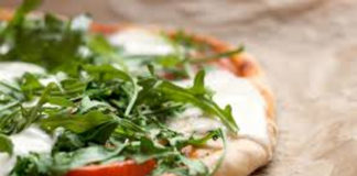 Pizza Light de Rúcula e Queijo Parmesão