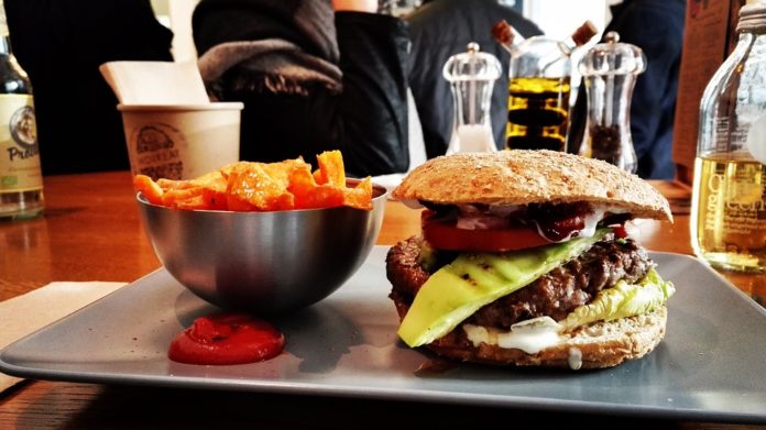 Comer em excesso também é uma forma de dependência