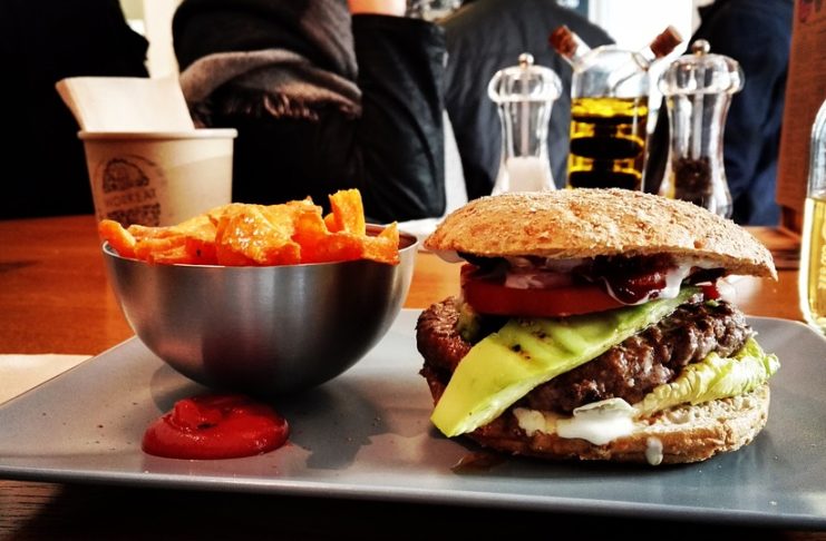 Comer em excesso também é uma forma de dependência