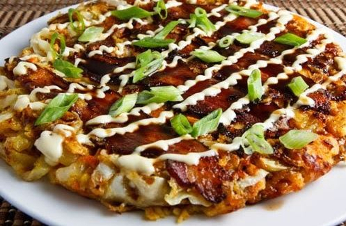 Okonomiyaki, pizza japonesa ou panqueca japonesa