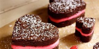 Bolo de chocolate com recheio de morango