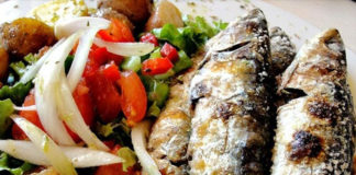 Sardinhas assadas com salada de tomate e pimentos