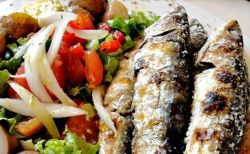Sardinhas assadas com salada de tomate e pimentos Sardinhas assadas com salada de tomate e pimentos